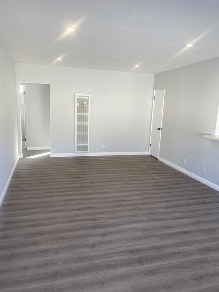 Building Photo - 1223 N Kingsley Dr