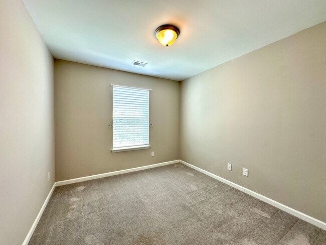 Building Photo - 3 Bed 2 Bath Townhome Located in Cokers Commons in Goose Creek!