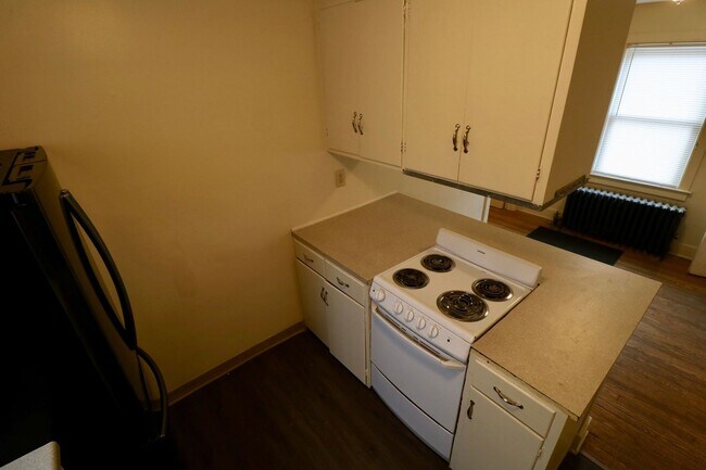 Building Photo - Two bedroom apartment near engineering and...