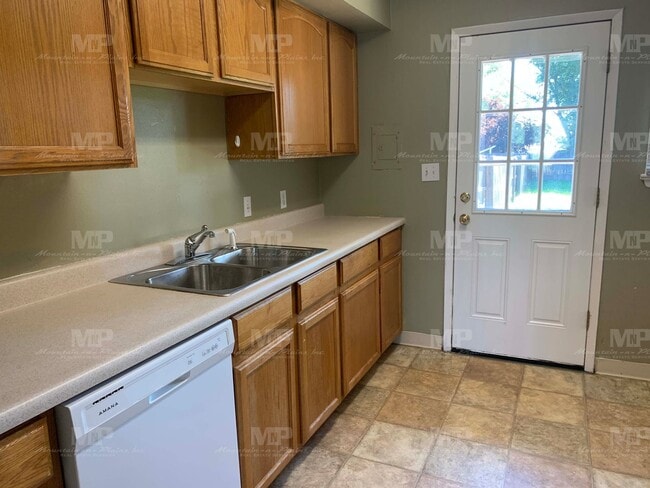 Building Photo - 1020 N Taft Hill Rd