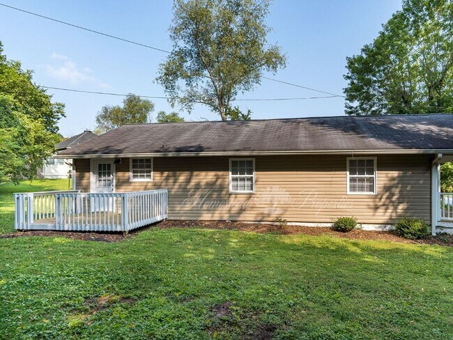 Building Photo - Updated 3 Bedroom / 2 Bath Home on Lamont