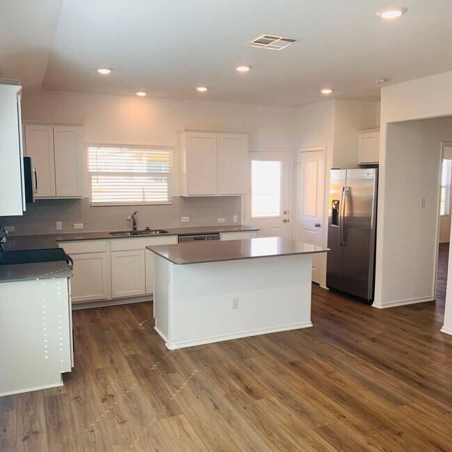 Building Photo - 4 Bed 2 Bath in Jarrell, TX