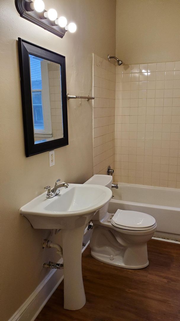 Building Photo - Remodeled & Spacious 4 Bedroom Lower Duple...
