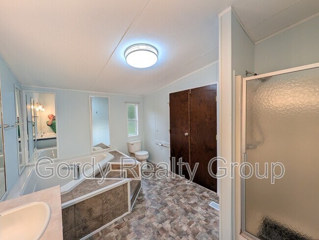 Building Photo - 3166 Redbud Ln