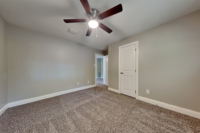 Building Photo - 2814 Golden Leaf Dr