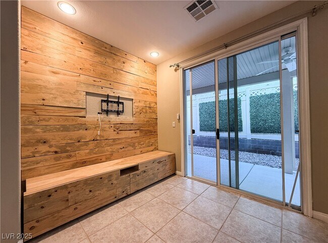 Building Photo - 7673 French Springs st'