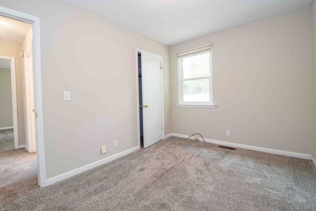 Building Photo - 808 Helton Dr