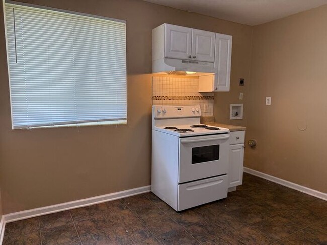 Building Photo - 2 Bedroom Apartment Near Downtown