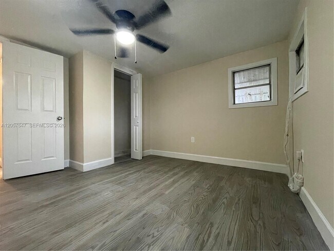 Building Photo - 10292 SW Sandalfoot Blvd