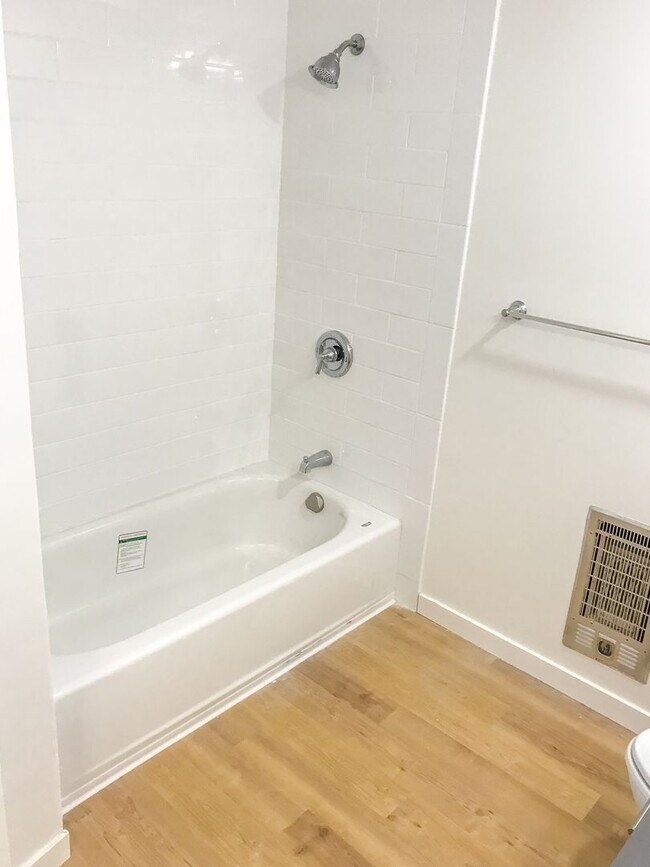 Building Photo - Stunning Remodeled 2BR/2BATHROOM Flat! Fir...