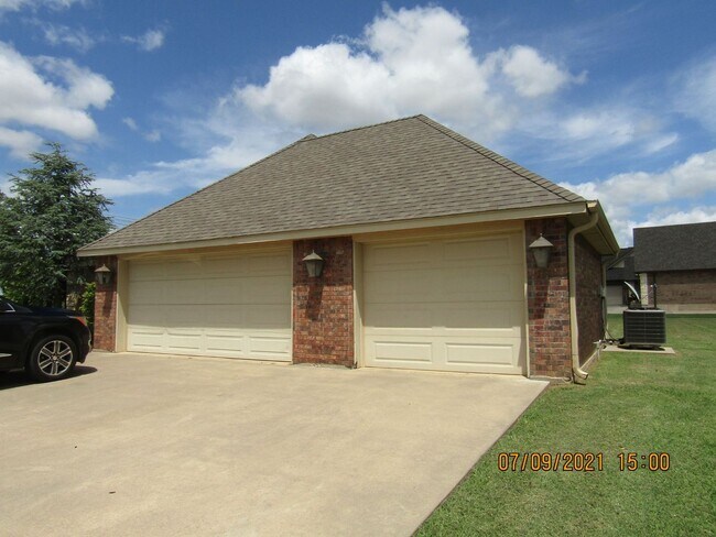 Building Photo - 6611 NE Watts Rd