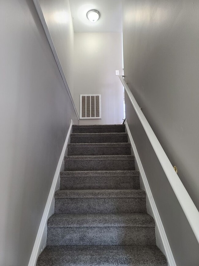 Building Photo - 3 Bedroom 2 1/2 bath Townhome for Rent in ...