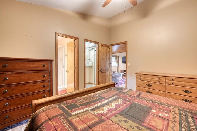 Building Photo - 586 Sun Valley Dr