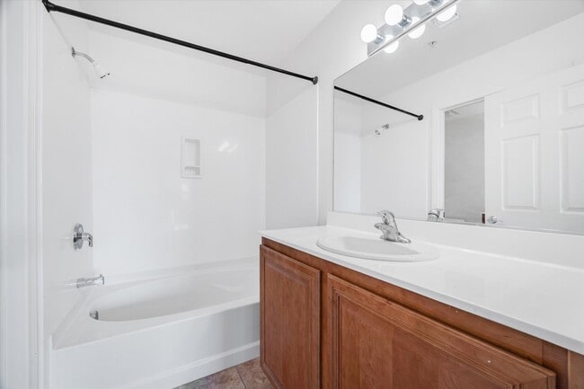 Building Photo - Sought after Park Avenue Condominiums/Top Floor Three Bedroom