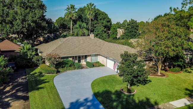 Building Photo - 827 Millpond Dr