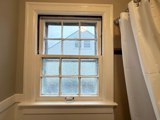 Building Photo - Charming 2-Bedroom Cottage-Style Home!