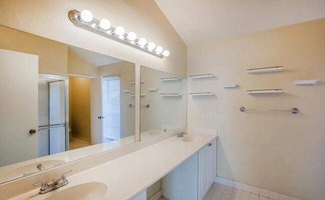 Building Photo - 9450 Chelsea Dr