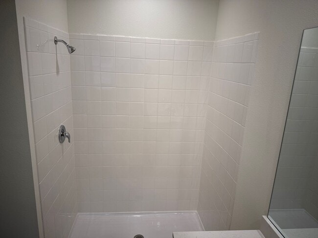 Building Photo - 4 Bedroom 2 Bath Convenient to Everything