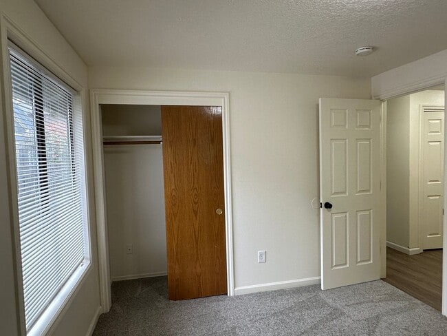 Building Photo - Serene 3 Bed, 2 Bath Gem!