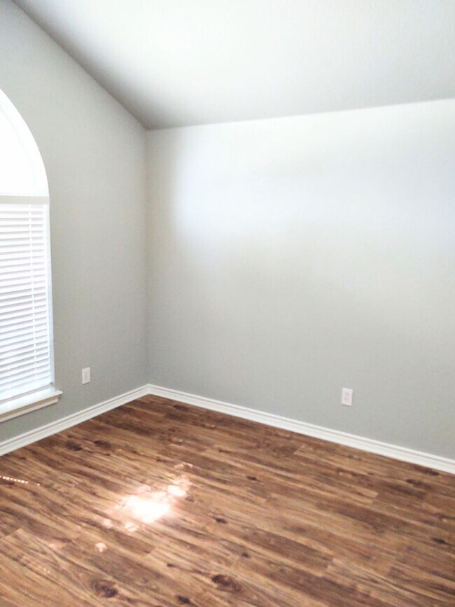 Building Photo - 4 Bed / 2 Bath House in secluded neighborhood with a park and walking trail