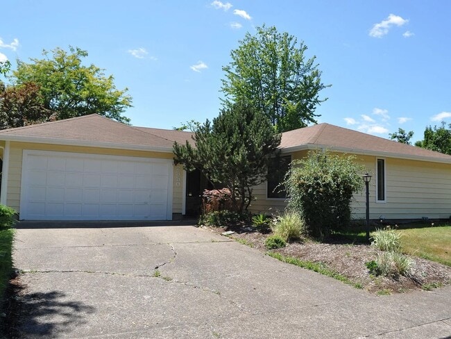 Building Photo - One level single family house, great location, ease access to all daily essentials