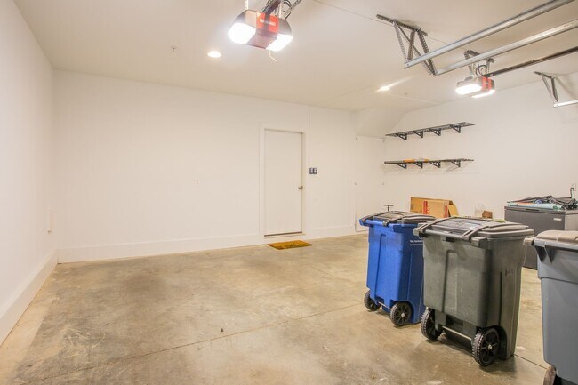 Building Photo - Gorgeous 4 BR/3.5 BA EOG Townhome in Silve...