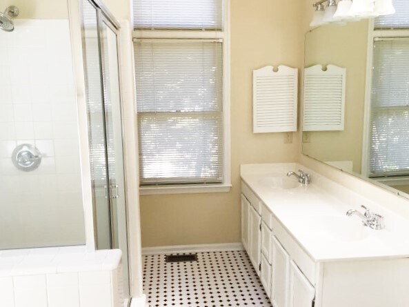Building Photo - 2601 Briar Ridge Dr