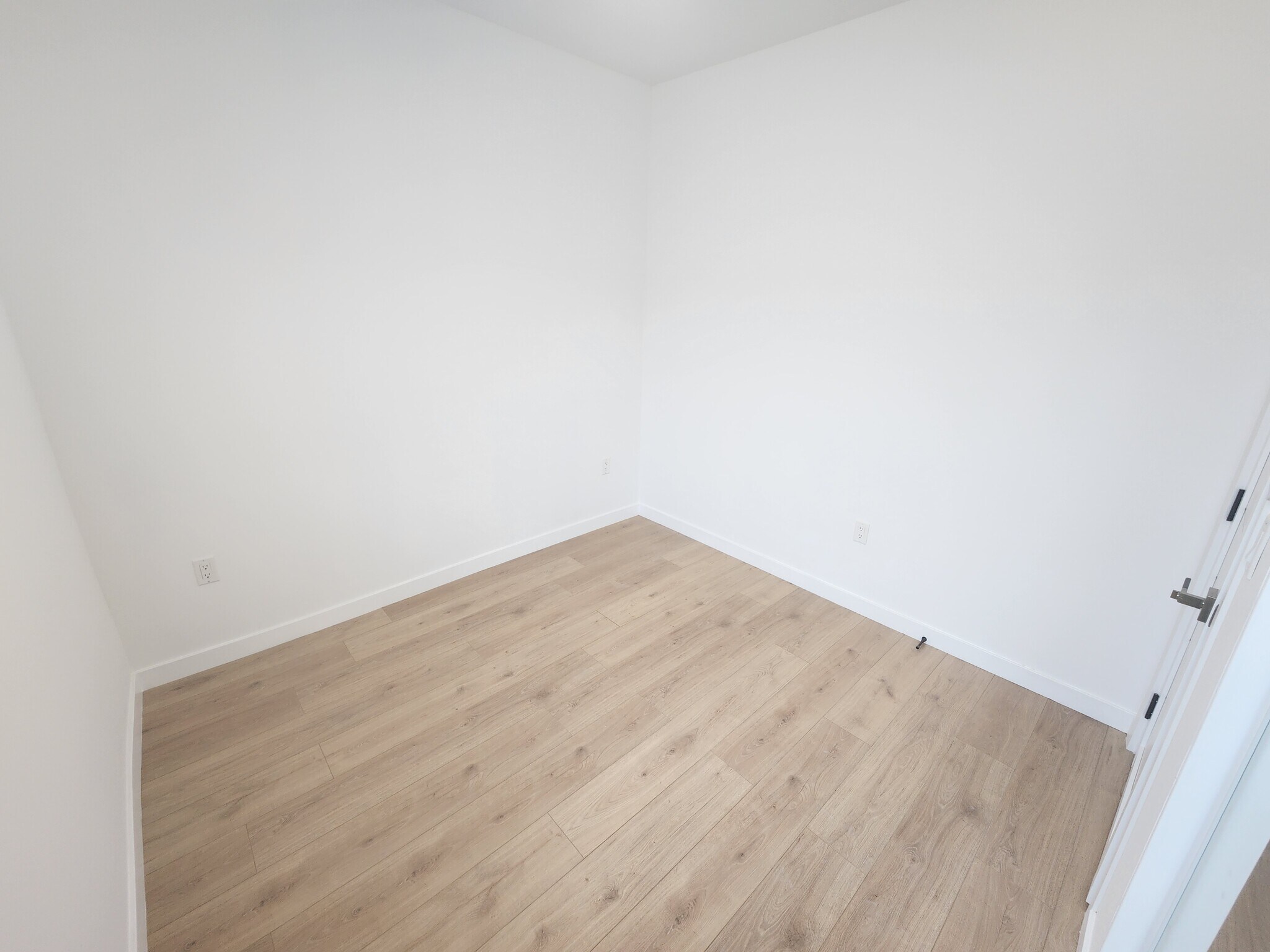 Building Photo - 10940 Oxnard St