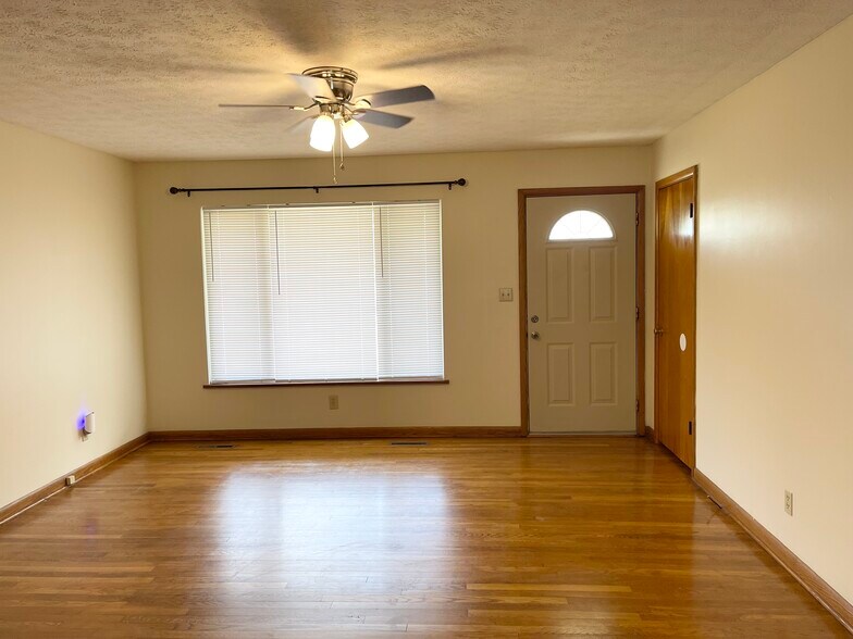 Living room with coat closet - 1307 21st St