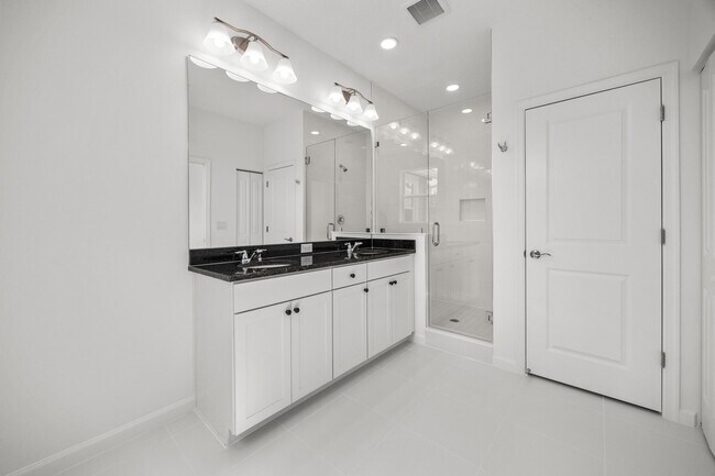 Building Photo - 4520 Longwood Lk Sq