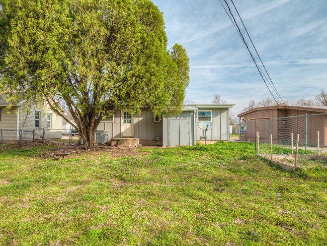 Building Photo - 1238 Iowa St