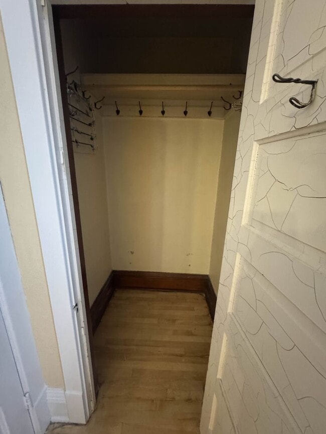 Building Photo - 3 Bedroom Freshly Renovated Family Home in Houghton