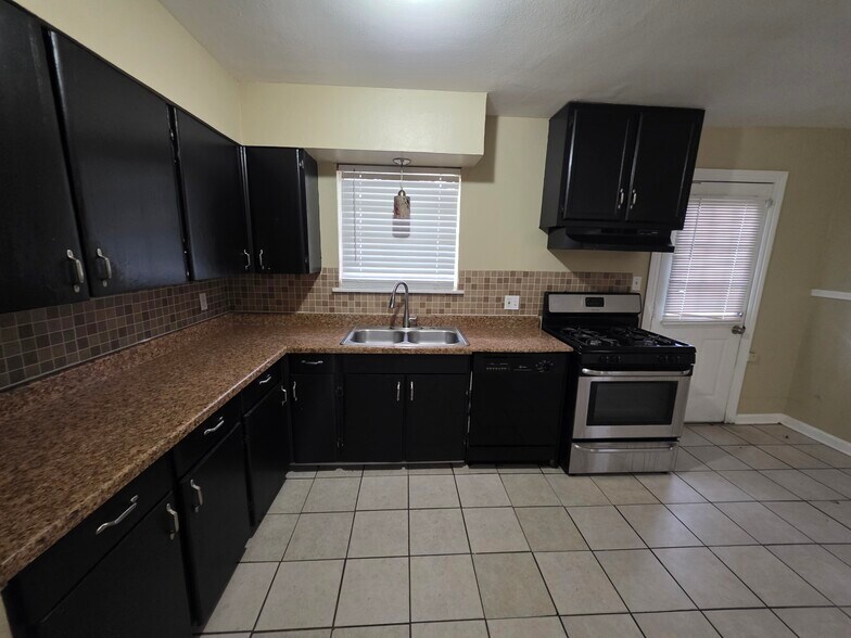 Building Photo - 2135 Richmond St