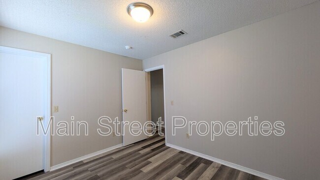Building Photo - 424 Pine Crescent Way