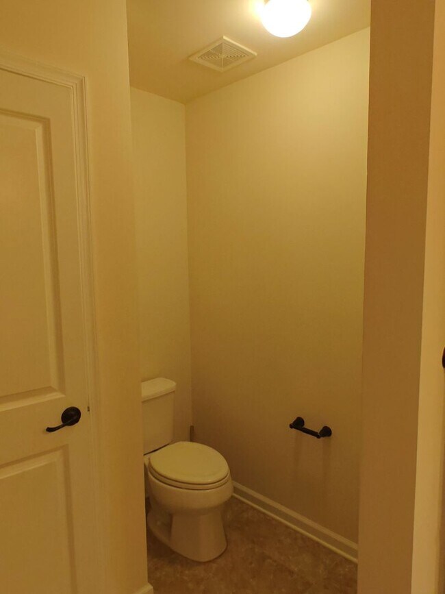 Building Photo - Large 4 bedroom home with recreational roo...