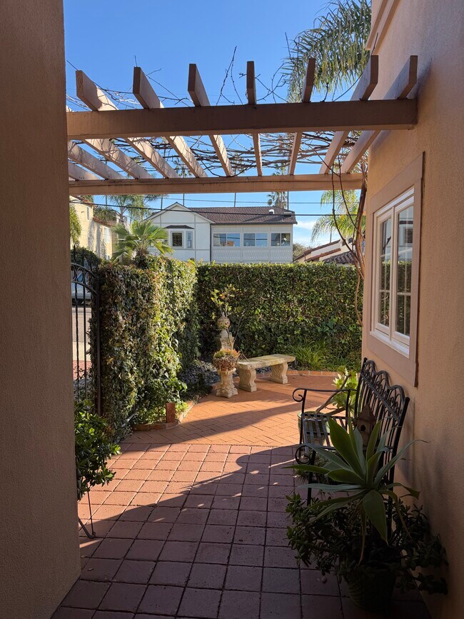 Building Photo - 444 Fern Glen