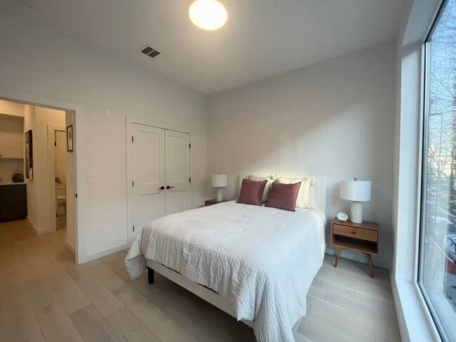 Building Photo - 425 3rd St