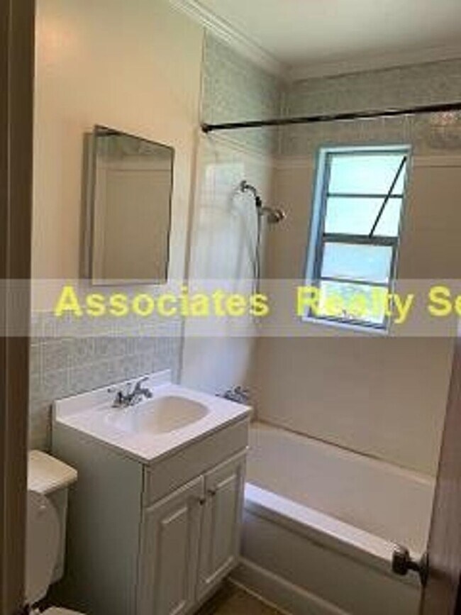 Building Photo - Hide Away in the City