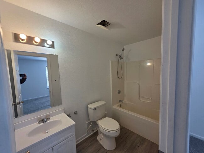 Building Photo - 400 Elliott Ln