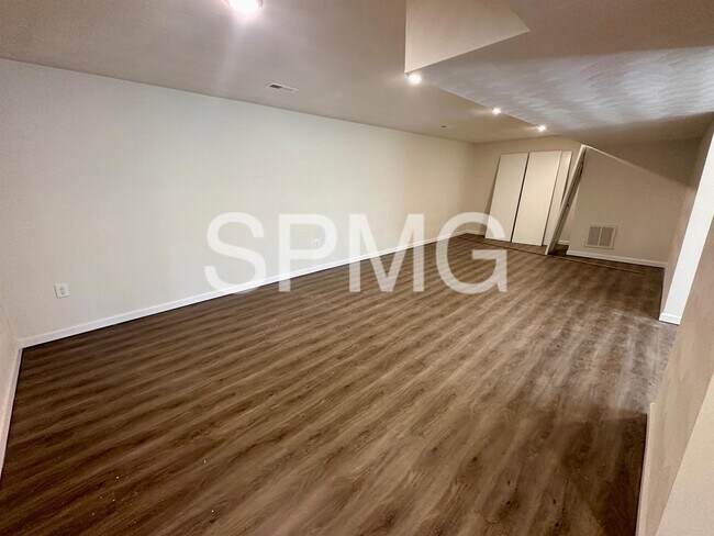 Building Photo - 612 Landfair Dr