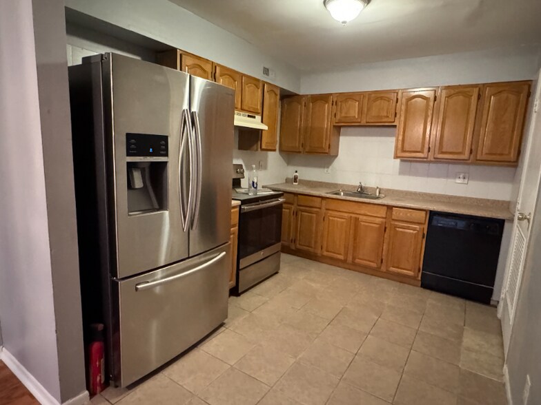 Building Photo - 108B Chaucer Rd