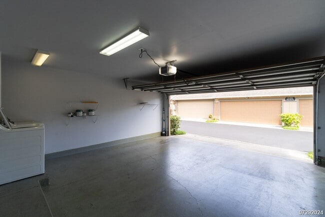 Building Photo - $3700 | 3br/2.5ba Townhome in Fairway's Edge