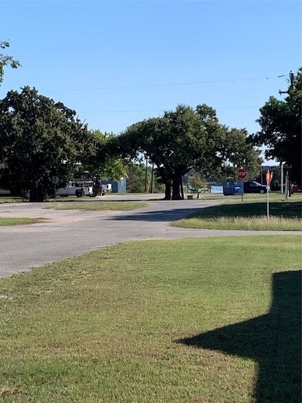 Building Photo - 1412 Sheri Ln S