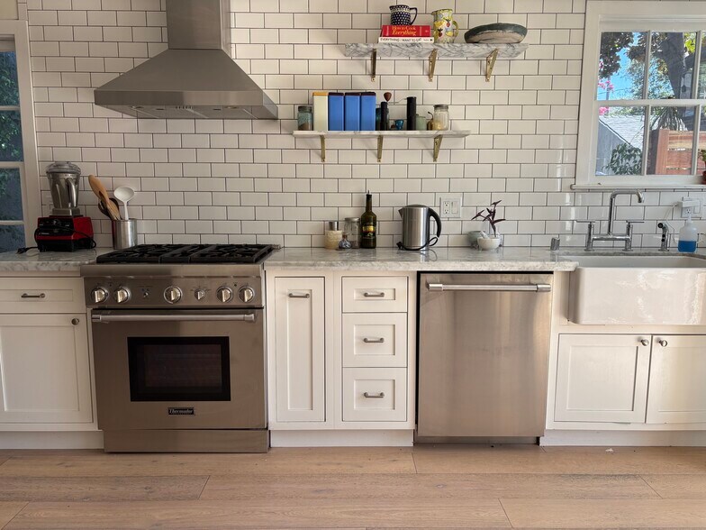 kitchen - 607 S Beachwood Dr