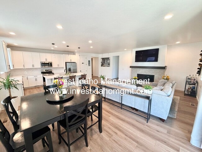 Building Photo - A Home You'll Fall in Love With