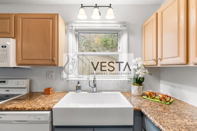 Building Photo - 220 Meredith Lp