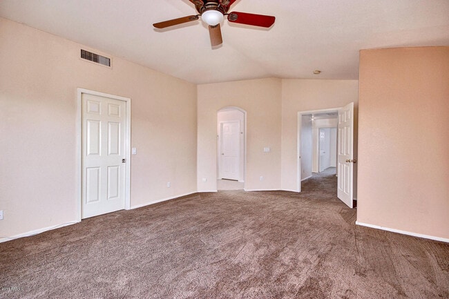 Building Photo - 886 W Bruce Ave