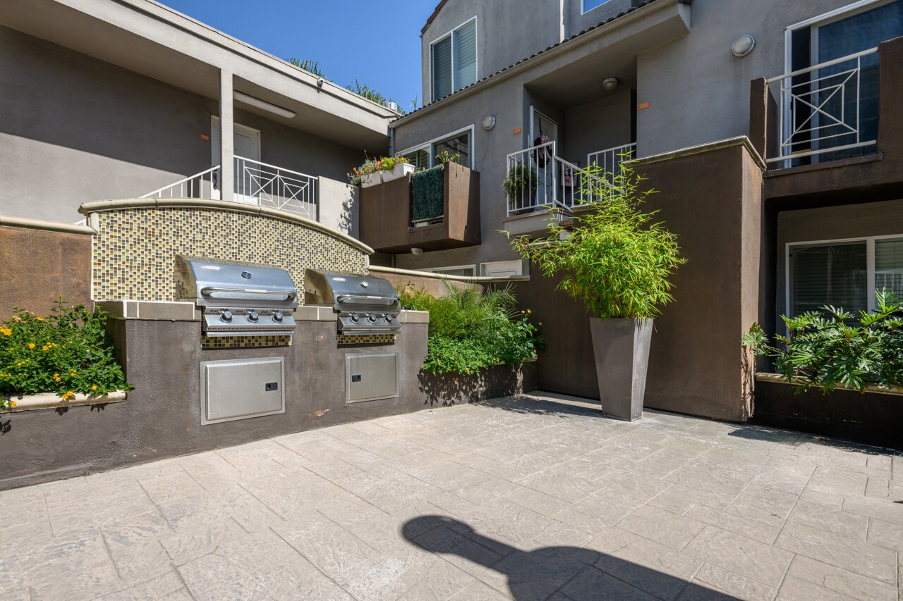 Building Photo - 355 N Maple St