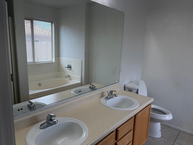 Building Photo - 847 E Desert Rose Trail