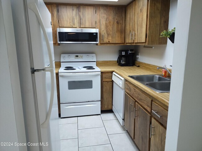 Building Photo - 200 St Lucie Ln